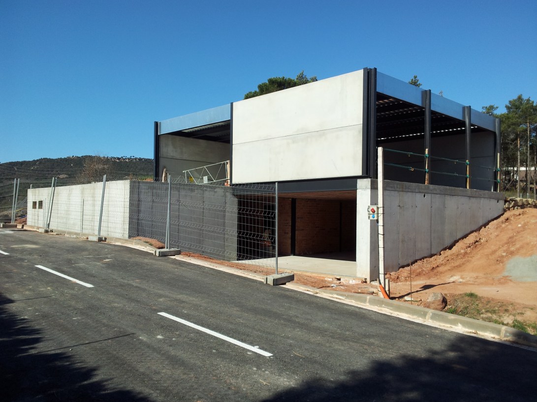 Casa unifamiliar de construcció prefabricada amb soterrani