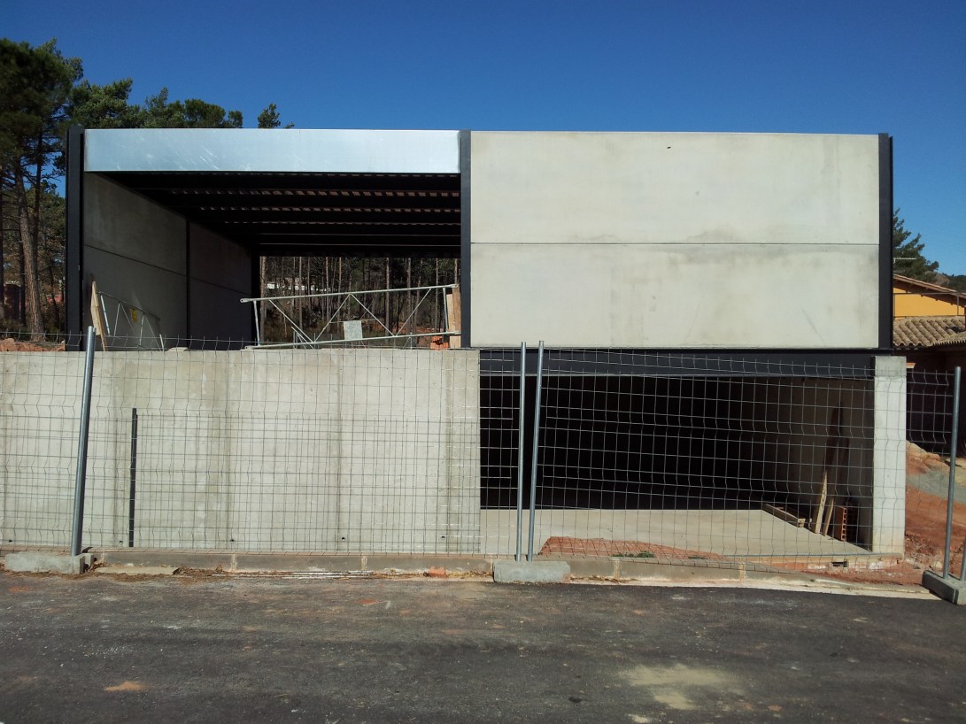 Casa unifamiliar de construcció prefabricada amb soterrani